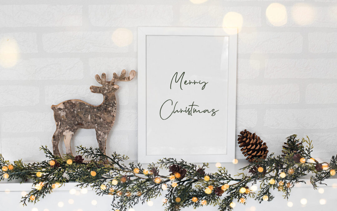 Empty,Frame,,Reindeer,And,Christmas,Garland,In,White,Wall
